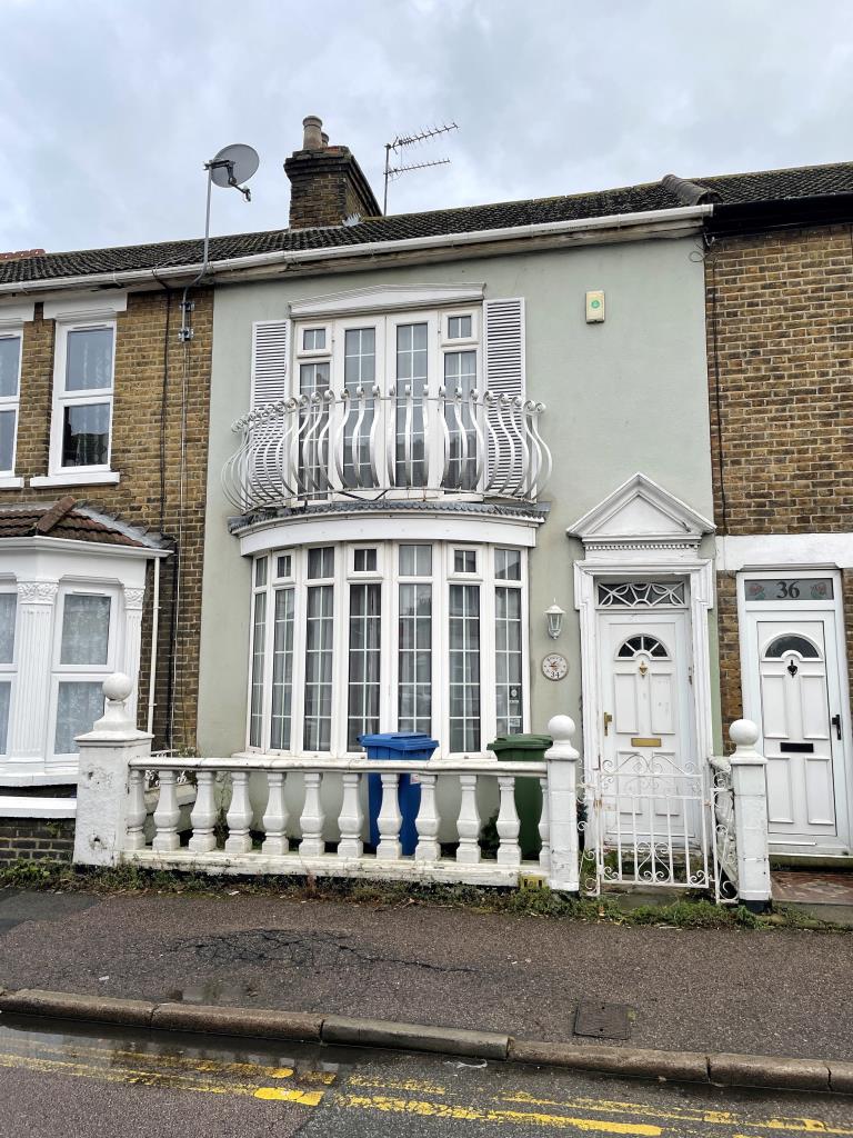 Lot: 52 - LARGE THREE-BEDROOM TERRACED HOUSE FOR IMPROVEMENT -